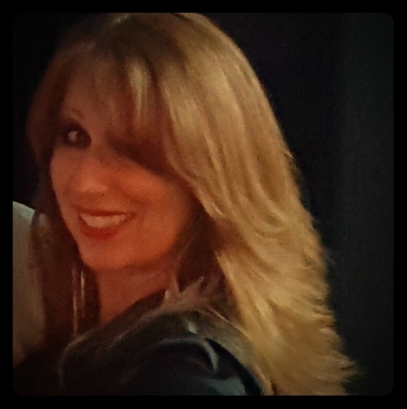 Meet your Posher, Renee - Picture 1 of 2